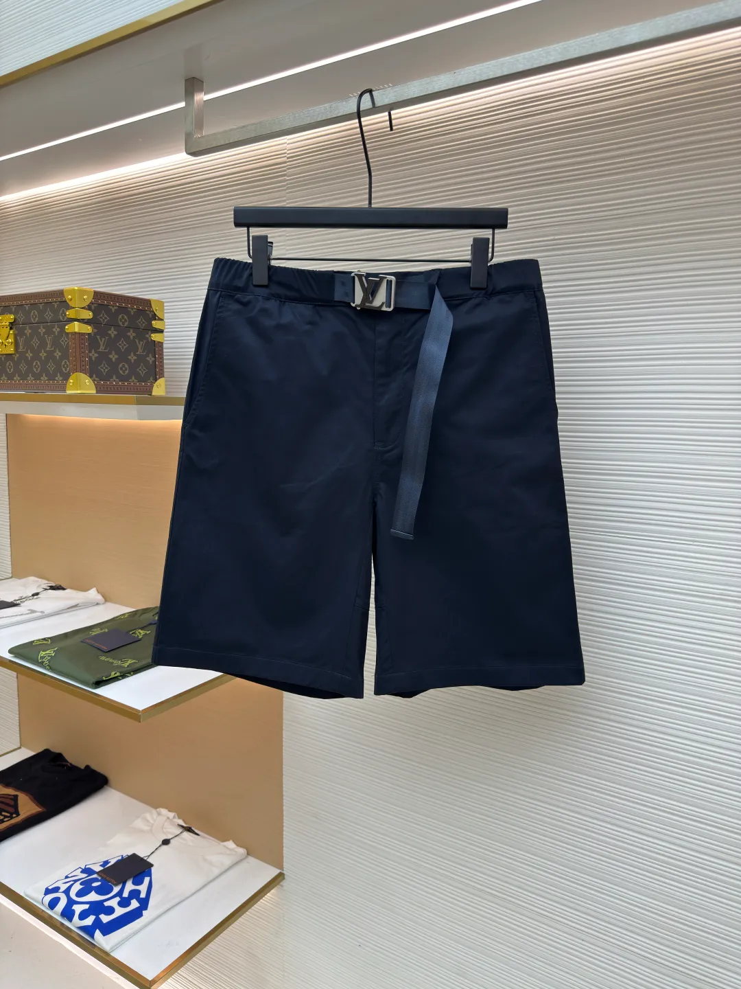 LOUIS VUITTON alloy waist button shorts ●Authentic product: 8000 purchased and developed ●Item number: 1680554-B05 ●Fabric: silk cotton fabric ●Technology: singeing ●Version: fitted version ●Weight: about 335 grams ●Size: 44-46-48-50 ●Description: The fabric is made of 60s*60s twill imitation Tencel cotton. The gray fabric is singed and then mercerized and then dyed in an air flow cylinder. The finished fabric has a satin luster like Tencel. It is matched with a small mesh lining made of 75D nylon. The mold is made to customize the aluminum alloy hardware. Six-hole screws are assembled manually. The aluminum alloy is tinned and colored by electroplaters. The surface shows brushed waterfall lines, and a rectangular puller with logo is used in the front and center. The overall wiring is straight and delicate, the fabric is comfortable and soft, and the color is consistent without color difference. It can be matched with the same style to create a fashionable look and control various occasions. Customized accessories, complete with three standards, same style for men and women!